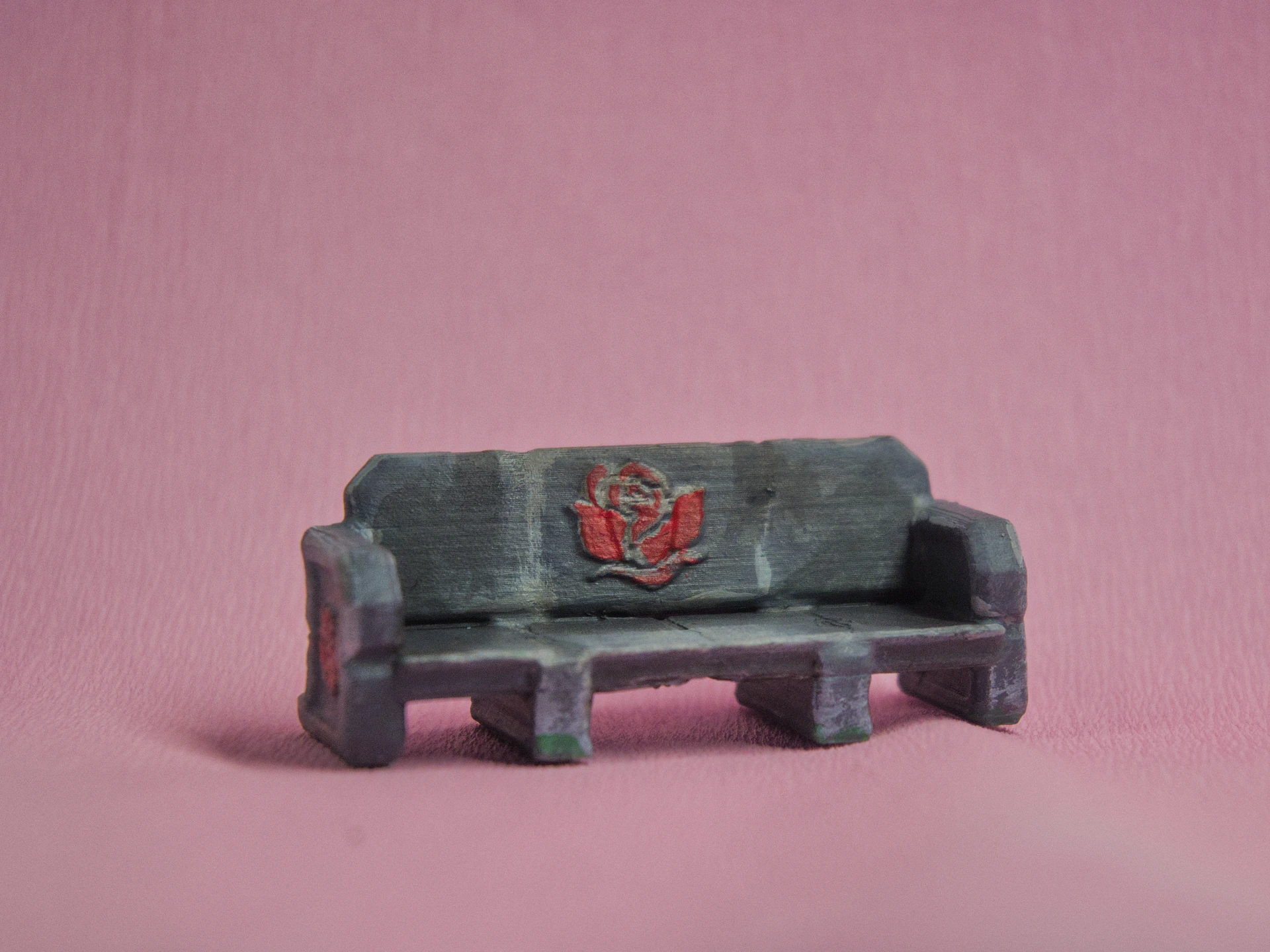 Eine Bank aus stein mit Rosen Motiv