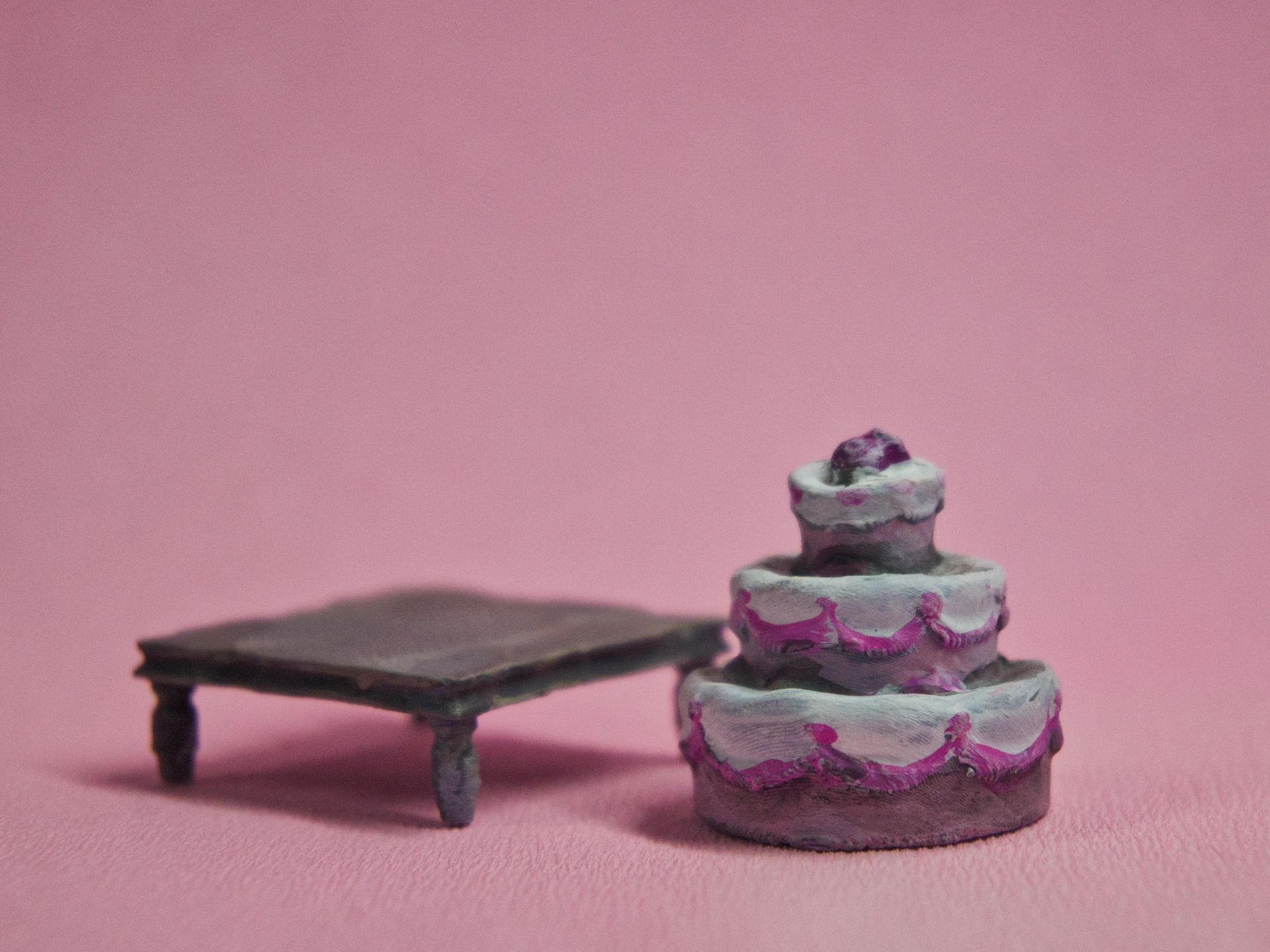 Ein Tisch und ein drei Stöger Kuchen